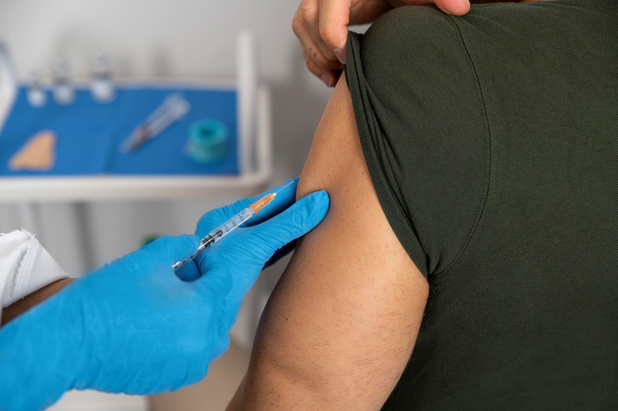 Клещи в Тюмени уже проснулись: откладывать вакцинацию нельзя